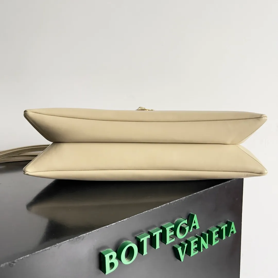 Batch 1680 Inspired by the 1970s, the Bottega Veneta women's logo shoulder bag has a smooth leather surface that brings a clean and handsome feel, just like the neatness and tenacity of a working woman. The front buckle is made of high-quality hardware pendant, the overall retro elegance, and the excellent leather feels soft. This Bottega Veneta series can be described as beautiful, weakening the complexity of the outfit, not competing for it, and only using the best quality to interpret itself. Style number: 806034 (large size) Size: 30*20*8cm